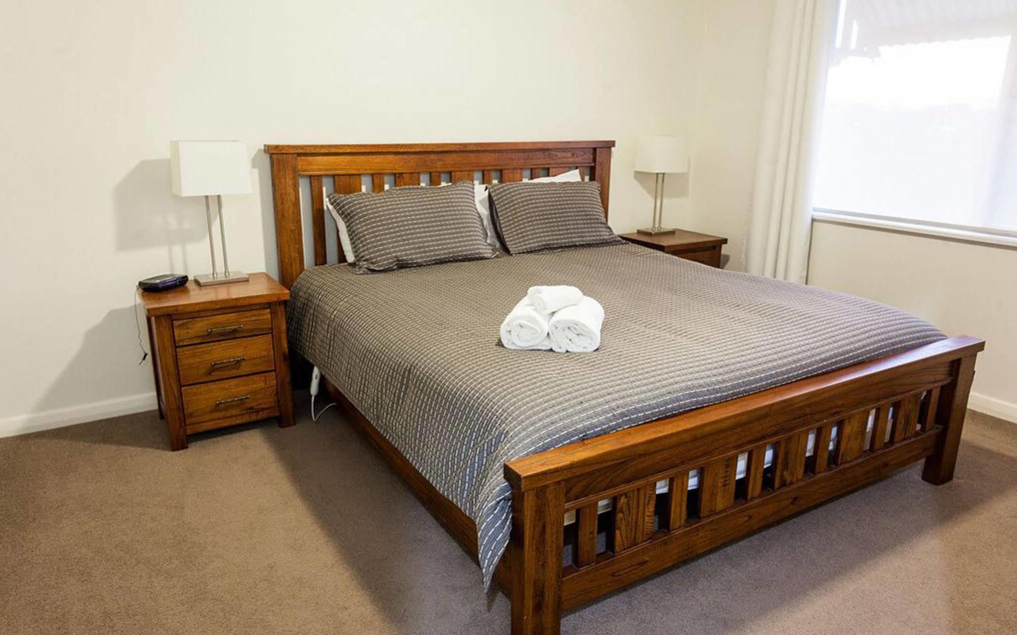 Point Lonsdale Holiday Apartments (Adults Only) كوينزكليف المظهر الخارجي الصورة
